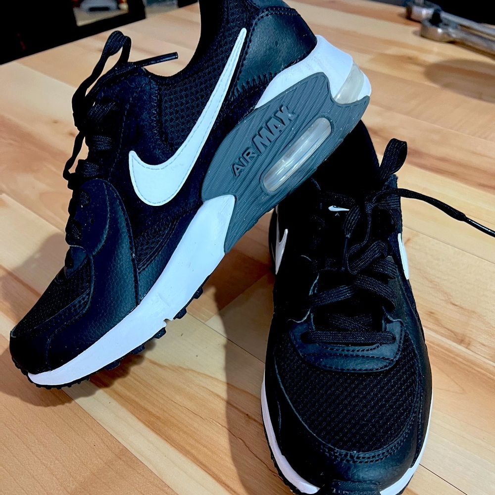Woman’s Nike Airmax Sneakers (sz 7) - New